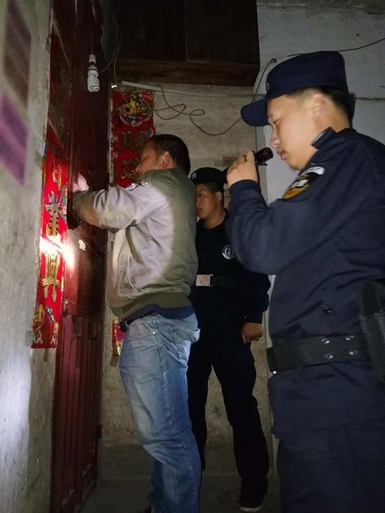 威旁乡粗心妈妈误将幼女锁家中 民警全城寻开锁师傅开门
